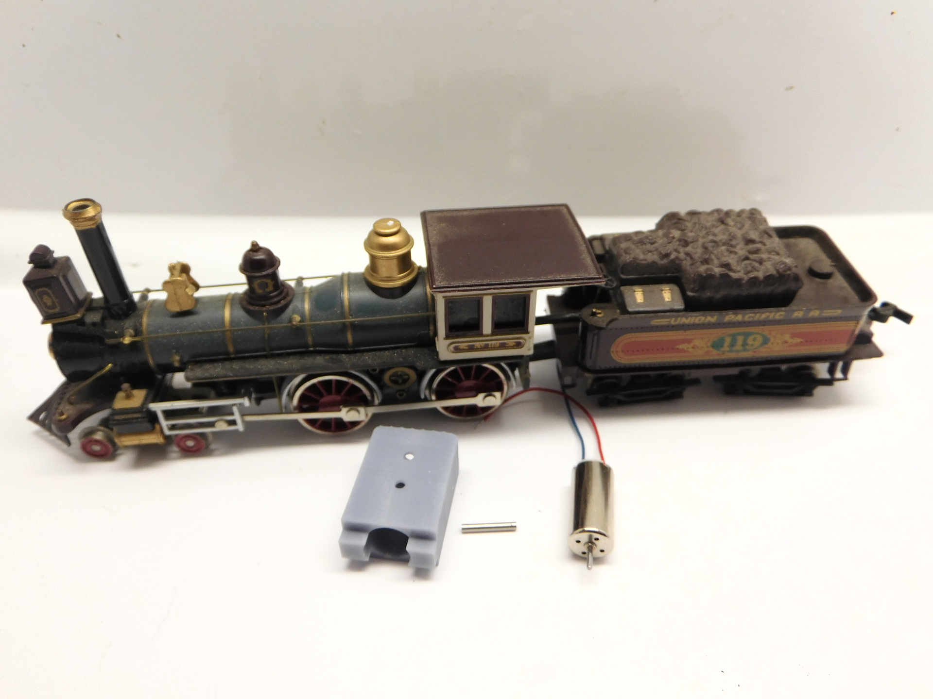 micromotor HBA002 voor Bachmann 4-4-0 American (oude versie met rechthoekige motor en lange cardankoppeling)